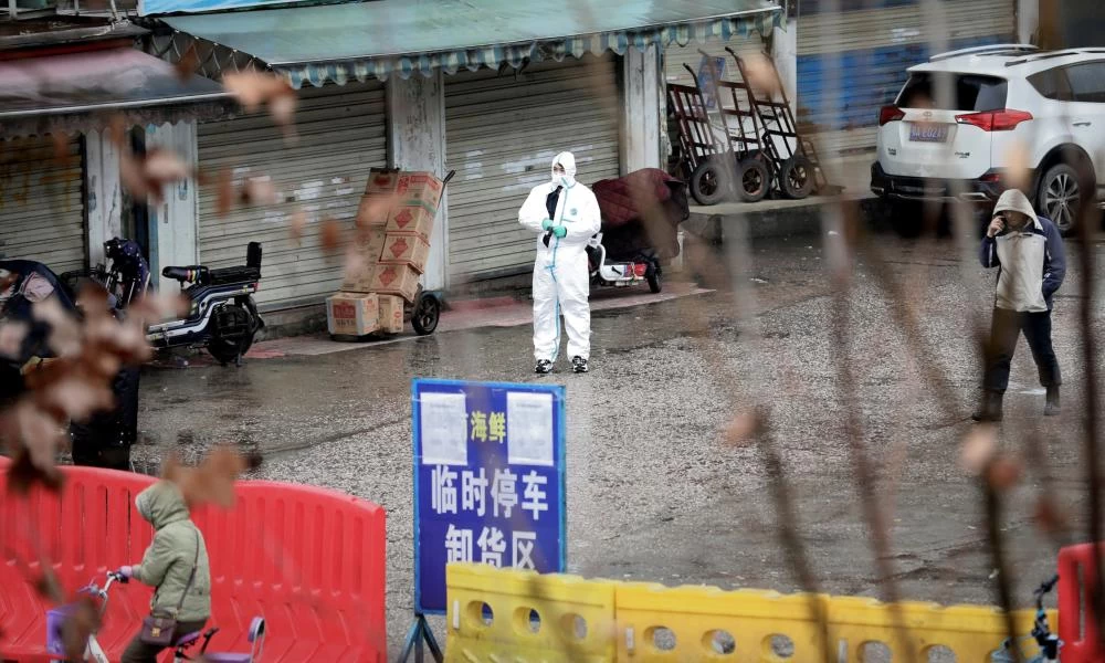 Ουχάν: Εμπειρογνώμονες του ΠΟΥ στο "σημείο μηδέν" της πανδημίας